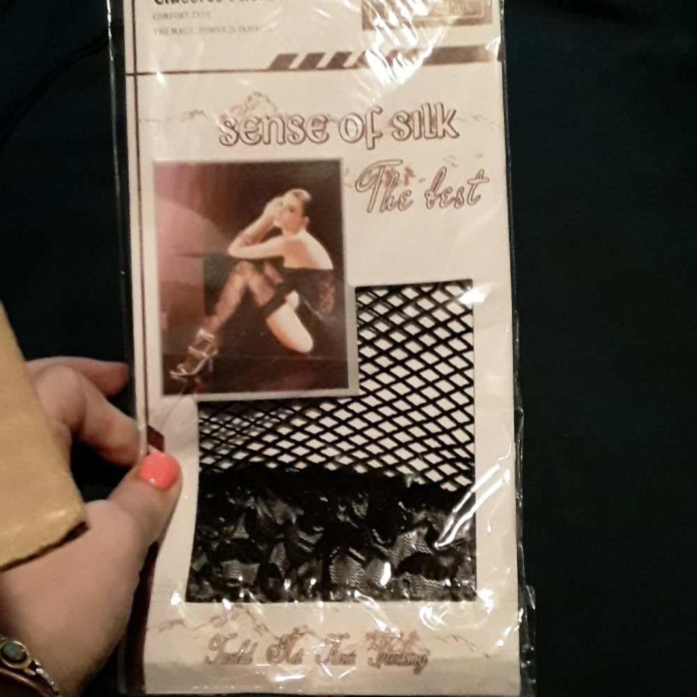 Fishnet designed stockings - Picture 3 of 3